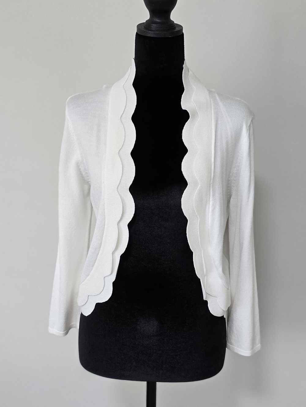 Perceptions White Scallop-Edge Open-Front Shrug